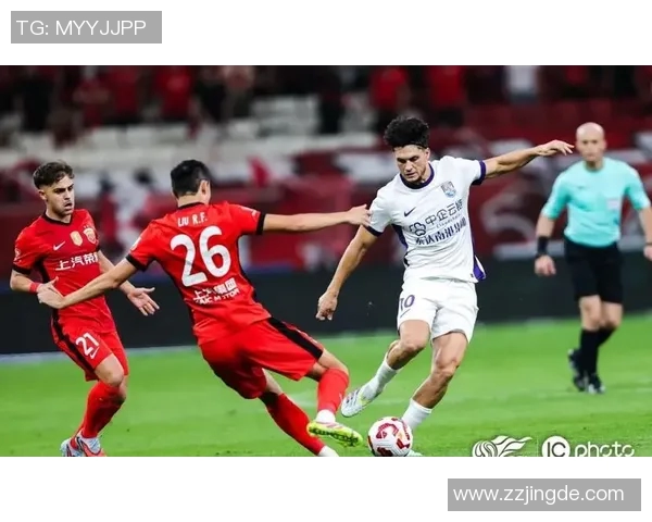 广州恒大与申花激战正酣中超巅峰对决引发球迷热议与期待